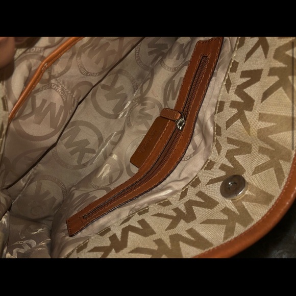 MICHEAL KORS PURSE - Picture 3 of 6